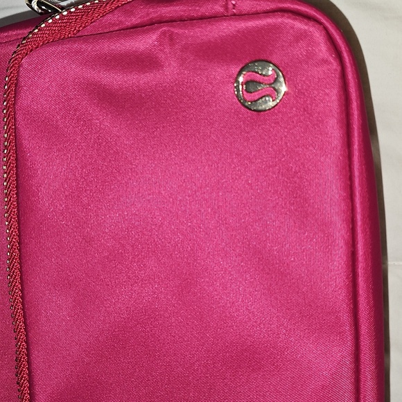 Lululemon Everywhere Crossbody Bag! Metal Hardware! BRML/GOLD!! - Picture 3 of 12